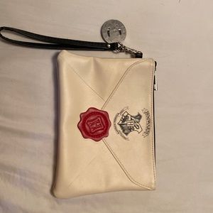 Torrid clutch/wristlet
